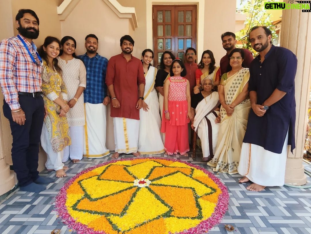 Bhagyashree Limaye Instagram - Family, friends, love, laughter, good food, happy tummies made onam wonderful 🌼 #onam