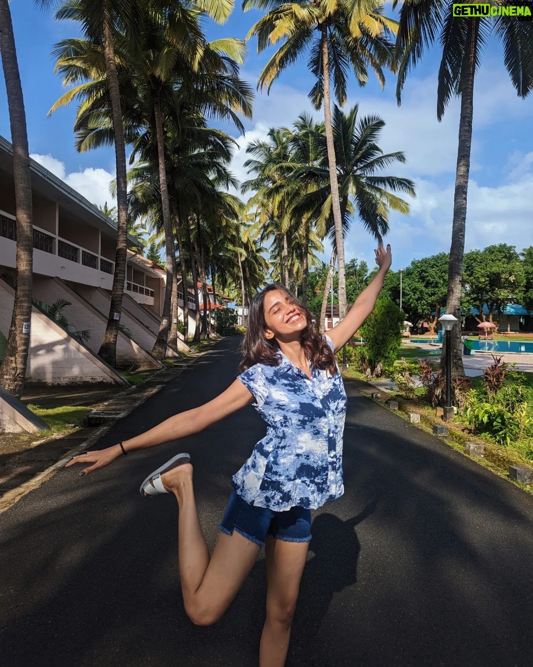 Bhagyashree Limaye Instagram - Sunshine, warmth and memories! #august 🏝️☀️