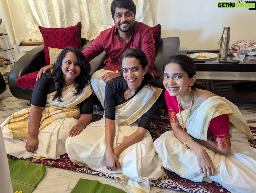 Bhagyashree Limaye Instagram - Family, friends, love, laughter, good food, happy tummies made onam wonderful 🌼 #onam