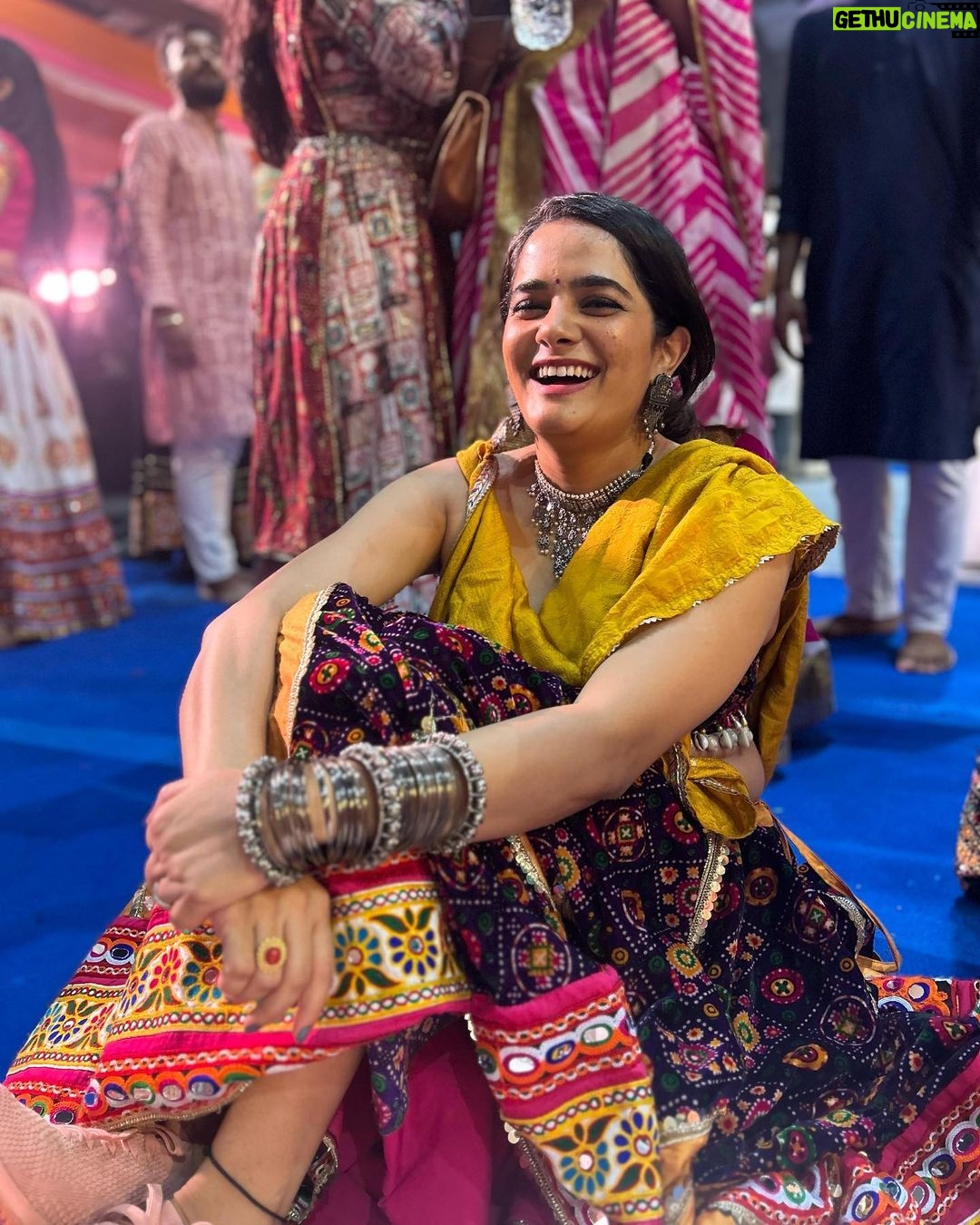 Bhagyashree Mote Instagram - Garba fever last night!š Let myself out for last night of Navratri! Thank You @suchitragosavi for encouraging me!š P. S. Find š in the pic . . . #garba #fun #navratri #dance #positivity #lastday #dressup #vibe #feel #colours #culture #fresh