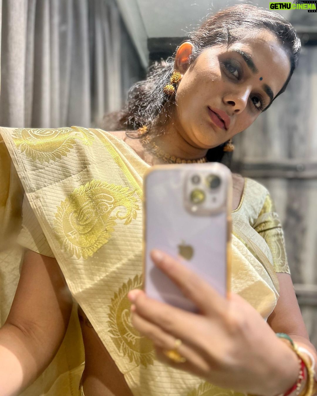 Bhagyashree Mote Instagram - A saree photo dump!🥻also it can never go wrong!❤️ at least on me!🤷🏻♀️