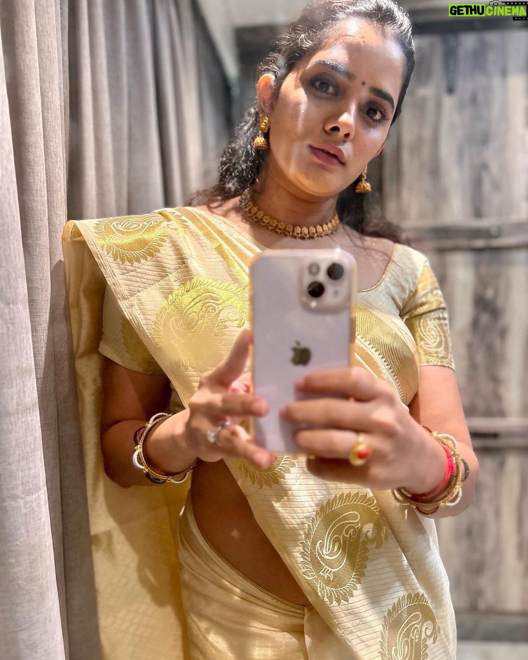 Bhagyashree Mote Instagram - A saree photo dump!🥻also it can never go wrong!❤️ at least on me!🤷🏻♀️