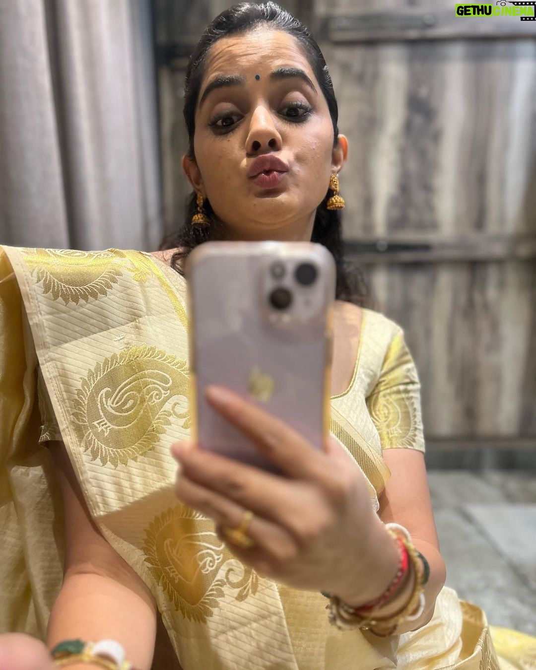 Bhagyashree Mote Instagram - A saree photo dump!🥻also it can never go wrong!❤️ at least on me!🤷🏻♀️