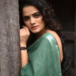 Bhagyashree Mote Instagram – वो तेरे मेरे इश्क़ का इक शायराना दौर सा था!🚲❤️
.
.
.
Photo by – @kuldip1985
Makeup by – @makeupartist_dhanashree
Hair style by – @k.omkar_
Saree by – @silkyattitude_official