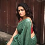 Bhagyashree Mote Instagram - वो तेरे मेरे इश्क़ का इक शायराना दौर सा था!🚲❤️ . . . Photo by - @kuldip1985 Makeup by - @makeupartist_dhanashree Hair style by - @k.omkar_ Saree by - @silkyattitude_official
