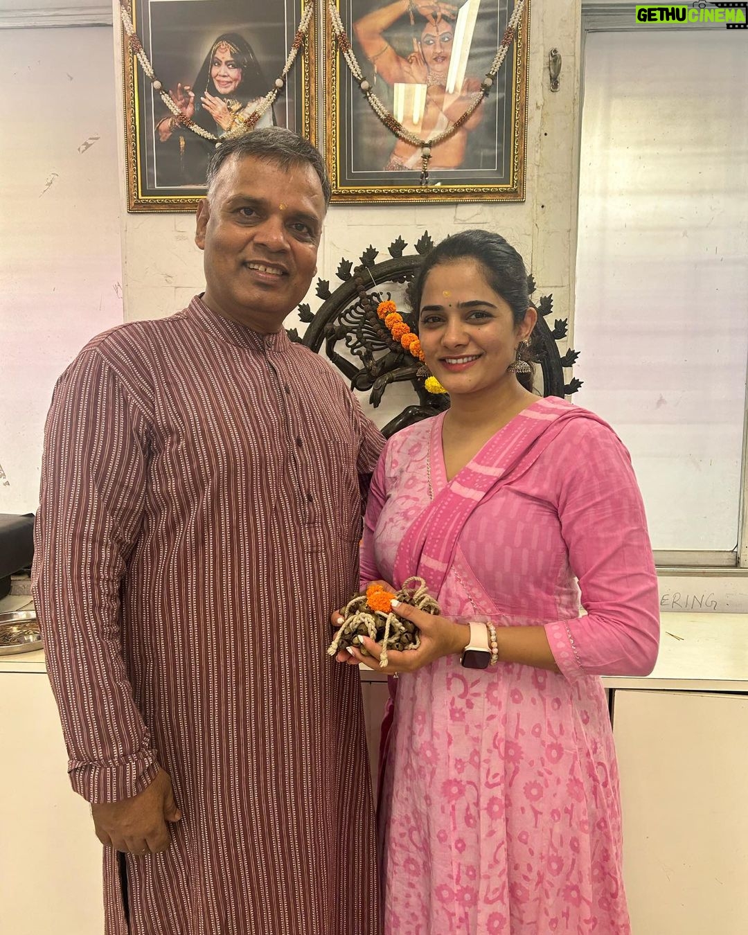 Bhagyashree Mote Instagram - Becoming a student and be able to take off the old skin Is a whole different process! Learning is always exciting part for me! I just enjoy the process so much! So here I am starting back my Kathak journey again which I left incomplete 3 years back due my health issues. This time i am making sure to dedicate myself to the craft wholeheartedly!❤️ Thank you @rajendrachaturvedi sir for giving me such a warm welcome! I shall always strive to do better!🙏🏻