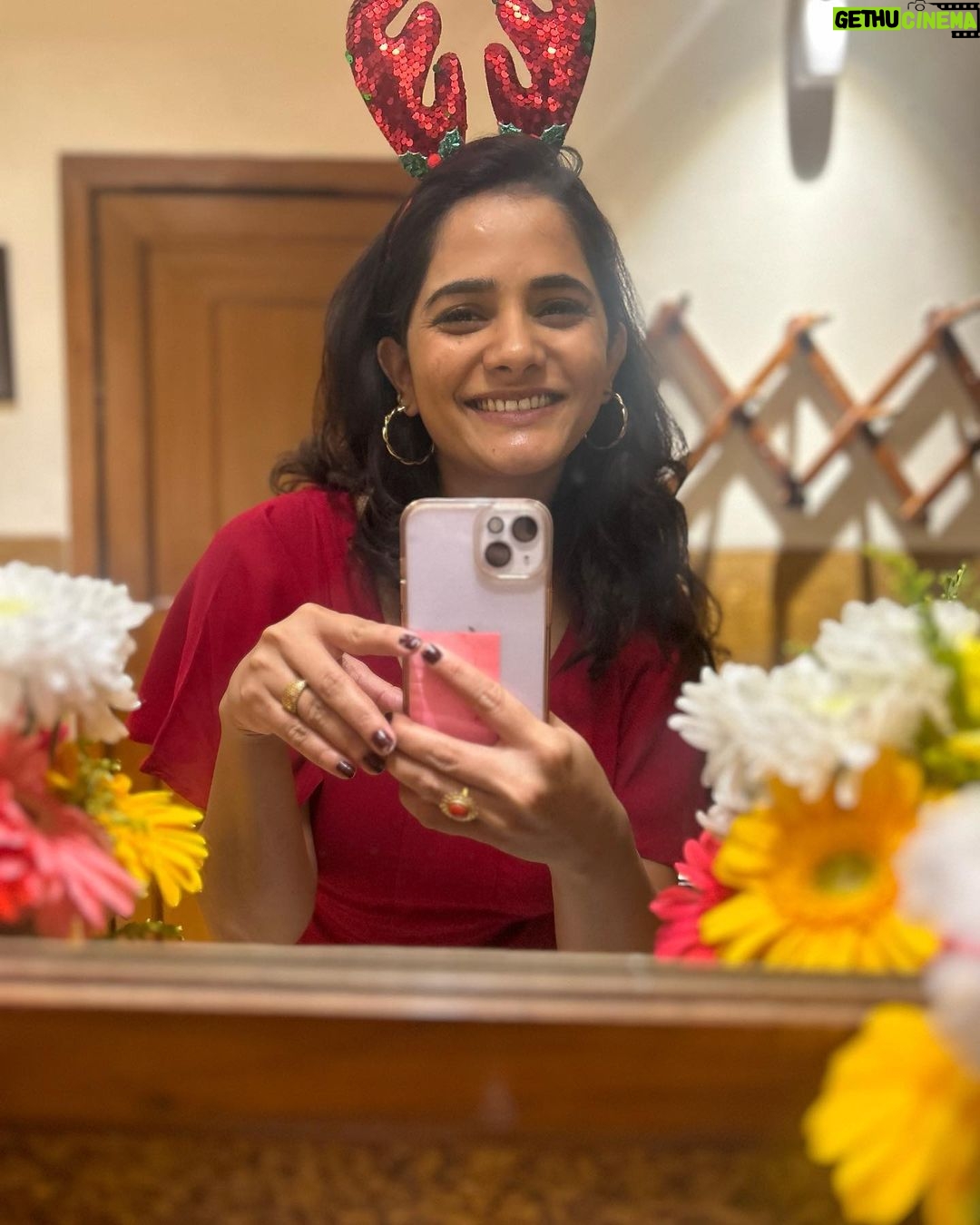 Bhagyashree Mote Instagram - All that’s merry merry!🎄🎊🥮 Happy Holidays!🥳