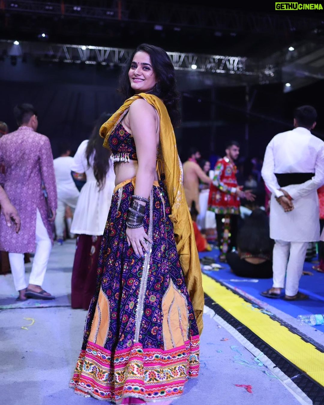 Bhagyashree Mote Instagram - Playing dress up!🎠#garbalook . . . 📸 @thememoryfilmers @ajays.thakur #fun #dance #positivity
