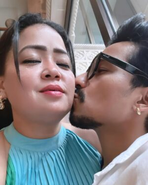Bharti Singh Instagram - I love you Haarsh❤️🤗🧿❤️happy anniversary @haarshlimbachiyaa30 #6years #weddinganniversary #ganpatibappa #love #iloveyou❤️