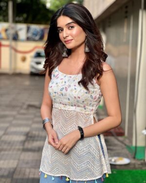 Bhavika Sharma Instagram - Keep watching GHUM HAI KISIKE PYAAR MEIN….
Mon-Sun 8pm only on @starplus 

PS:- My first picture post as SAVI ❤️

#ghkkpm #savi #show