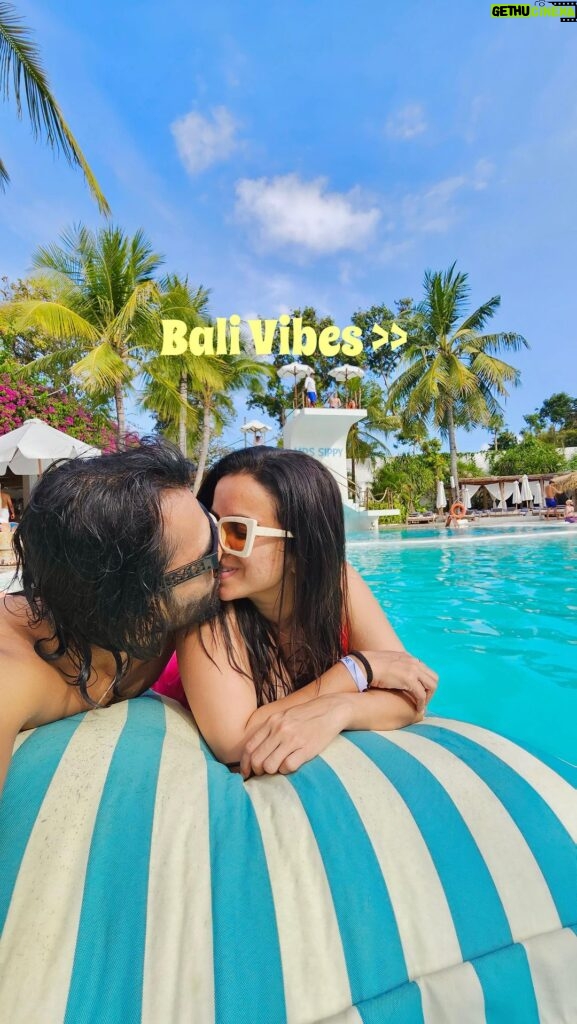 Bhavini Purohit Instagram - Loading Bali vibes 🏝️ . #influencer #tropical #bali #travel #instatravel #trending #balilife #beachclubs #couple #couplegoals #dhaval4bhavini #bhavinipurohit