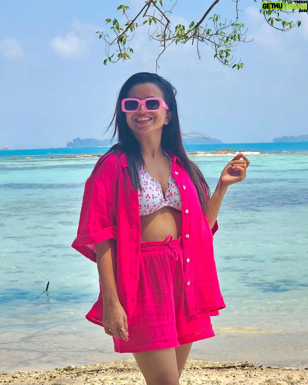 Bhavini Purohit Instagram - Finding paradise where ever I go 🫶🏻 . Travel partner- @indigo.6e W/ @dhavalmavreck . #influencer #travel #paradise #wanderlust #indonesia #island #indigo #travelling #trending #bhavinipurohit Jakarta, Indonesia