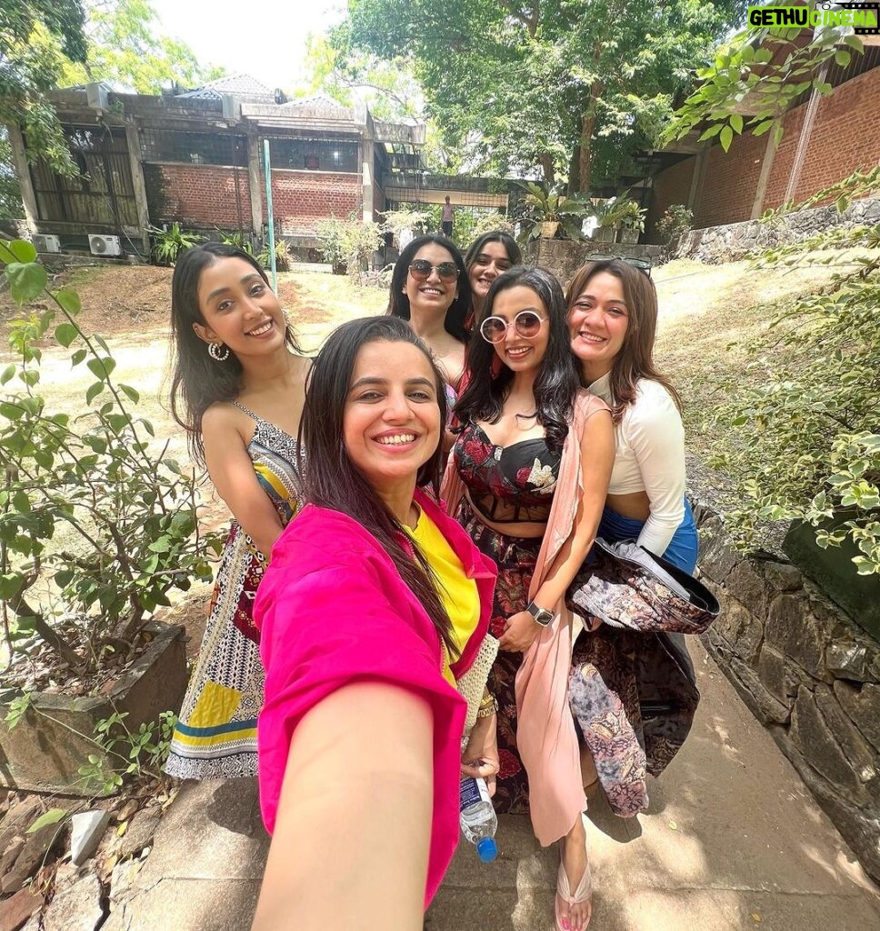 Bhavini Purohit Instagram - Bunch of people whom I call friends ♥️ Happy Times in Srilanka . #influencer #friendship #srilanka #travel #trend #trending #buddies #bhavinipurohit