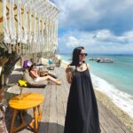 Bhavini Purohit Instagram - Guess the rate of this big coconut we got in bali in second pic😜😅 > Reply in Comments 😂 . #influencer #bali #travel #island #balilife #traveling #trend #coconut #crazy #bhavinipurohit Bali