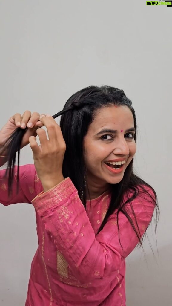 Bhavini Purohit Instagram - #stylewithbee Hairstyle Hack | Try it ♥️ . #bhavinipurohit #influencer #style #hairstyle #hack #styling #stylefashion #festive #traditional #trend