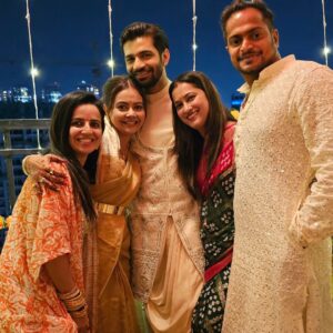 Bhavini Purohit Instagram - Diwali is always extra special with these people ♥️💯
Happy Diwali to you all 😇
#diwali #family #friends #ootd #indianwear #celebration #insta
