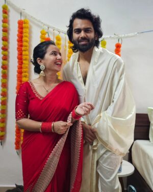 Bhavini Purohit Instagram - Happy Dhanteras everyone ♥️
.
#influencer #diwali #celebration #couplegoals #couple #dhanteras #pooja #ootd #indianwear #sareelove #bhavinipurohit