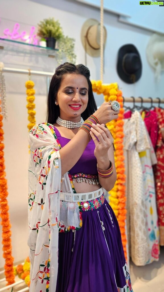 Bhavini Purohit Instagram - 2/9 Navratri fits #stylewithbee . Outfit- @loveandlabelsbyhemakshii Jewellery- @amazondotin MUH- @pastelpalettes_manali Belt- @loveandlabelsbyhemakshii . #influencer #style #navratri #outfits #2023 #traditional #gujju #indian #wear #garba #dance #bhavinipurohit