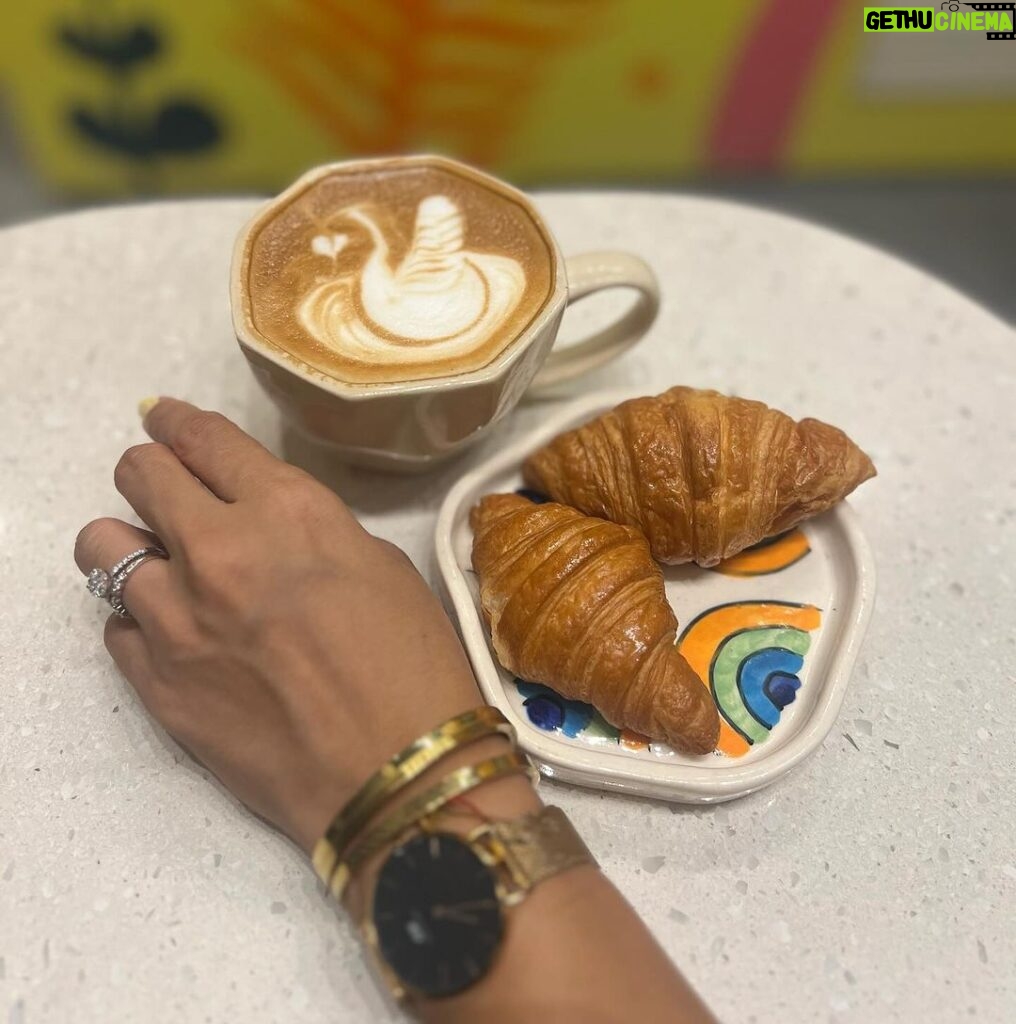 Bhavini Purohit Instagram - Coffee dates are the best with bae 🫶🏻 . #influencer #coffee #date #loveyou #babe #bandra #foodporn #food #trend #bhavinipurohit