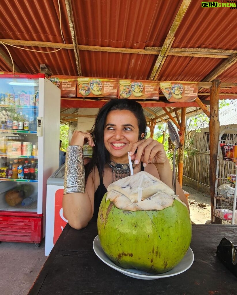 Bhavini Purohit Instagram - Guess the rate of this big coconut we got in bali in second pic😜😅 > Reply in Comments 😂 . #influencer #bali #travel #island #balilife #traveling #trend #coconut #crazy #bhavinipurohit Bali