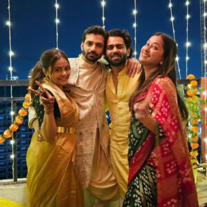 Bhavini Purohit Instagram - Diwali is always extra special with these people ♥️💯
Happy Diwali to you all 😇
#diwali #family #friends #ootd #indianwear #celebration #insta