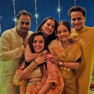 Bhavini Purohit Instagram - Diwali is always extra special with these people ♥️💯
Happy Diwali to you all 😇
#diwali #family #friends #ootd #indianwear #celebration #insta