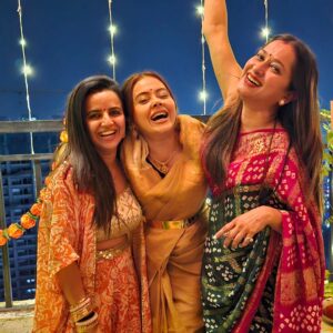 Bhavini Purohit Instagram - Diwali is always extra special with these people ♥️💯
Happy Diwali to you all 😇
#diwali #family #friends #ootd #indianwear #celebration #insta