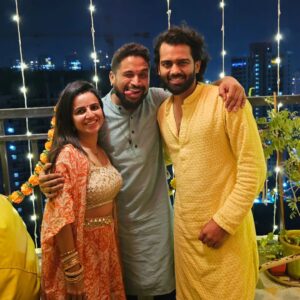 Bhavini Purohit Instagram - Diwali is always extra special with these people ♥️💯
Happy Diwali to you all 😇
#diwali #family #friends #ootd #indianwear #celebration #insta