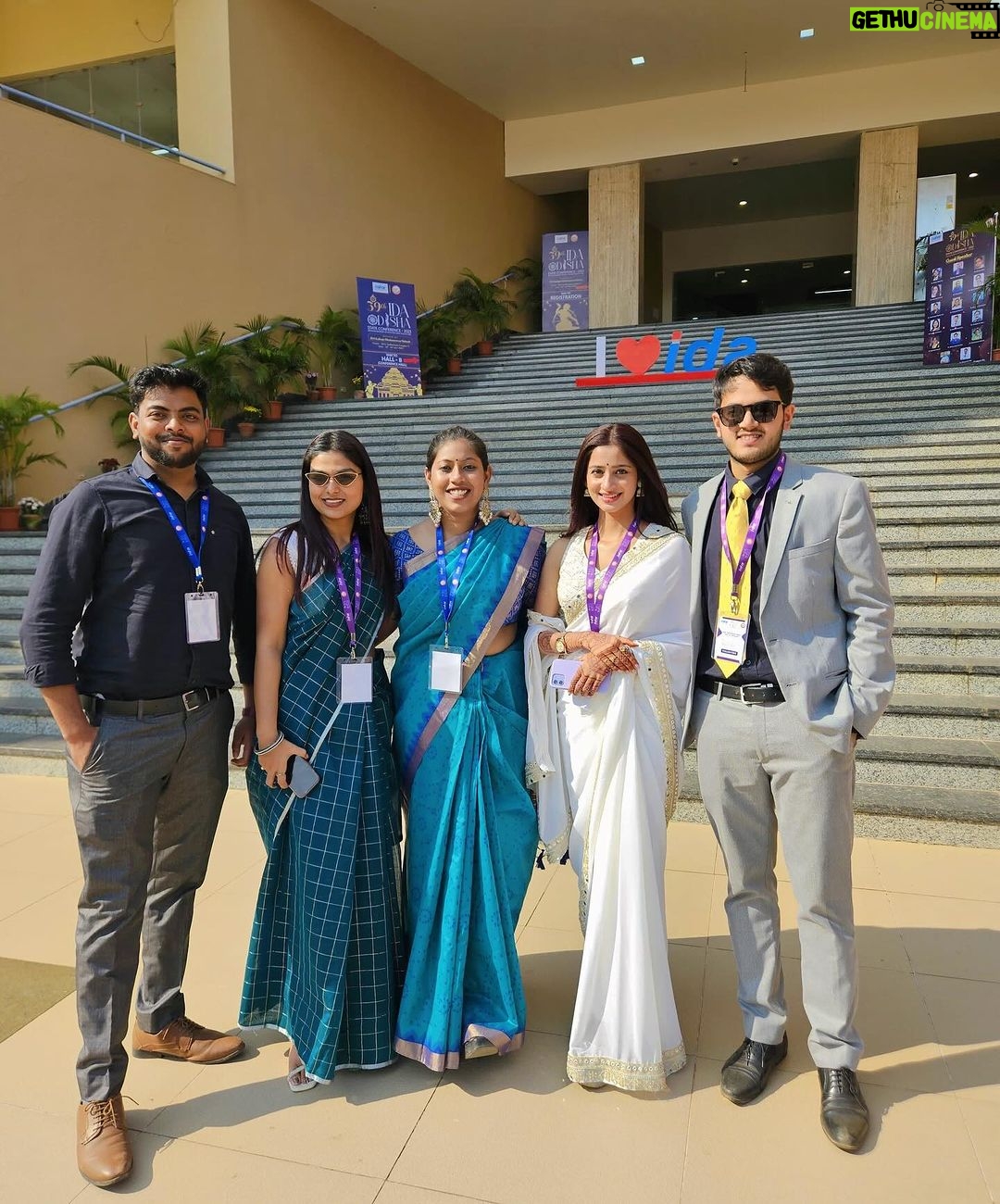 Bhoomika Dash Instagram - Had an amazing experience at @39th_ida_odishastateconference hosted by @soa_sikshaoanusandhan and IDA Kalinga Bhubaneswar Branch . Absolute honor to click a snap with our most eminent, skilful professors @dearanurag sir ,Dr. Swati mam, Dr. Abhilash sir, my seniors and batchmates (3rd year)πβ¨ Soa Auditorium, Campus -2, Bhubaneswar