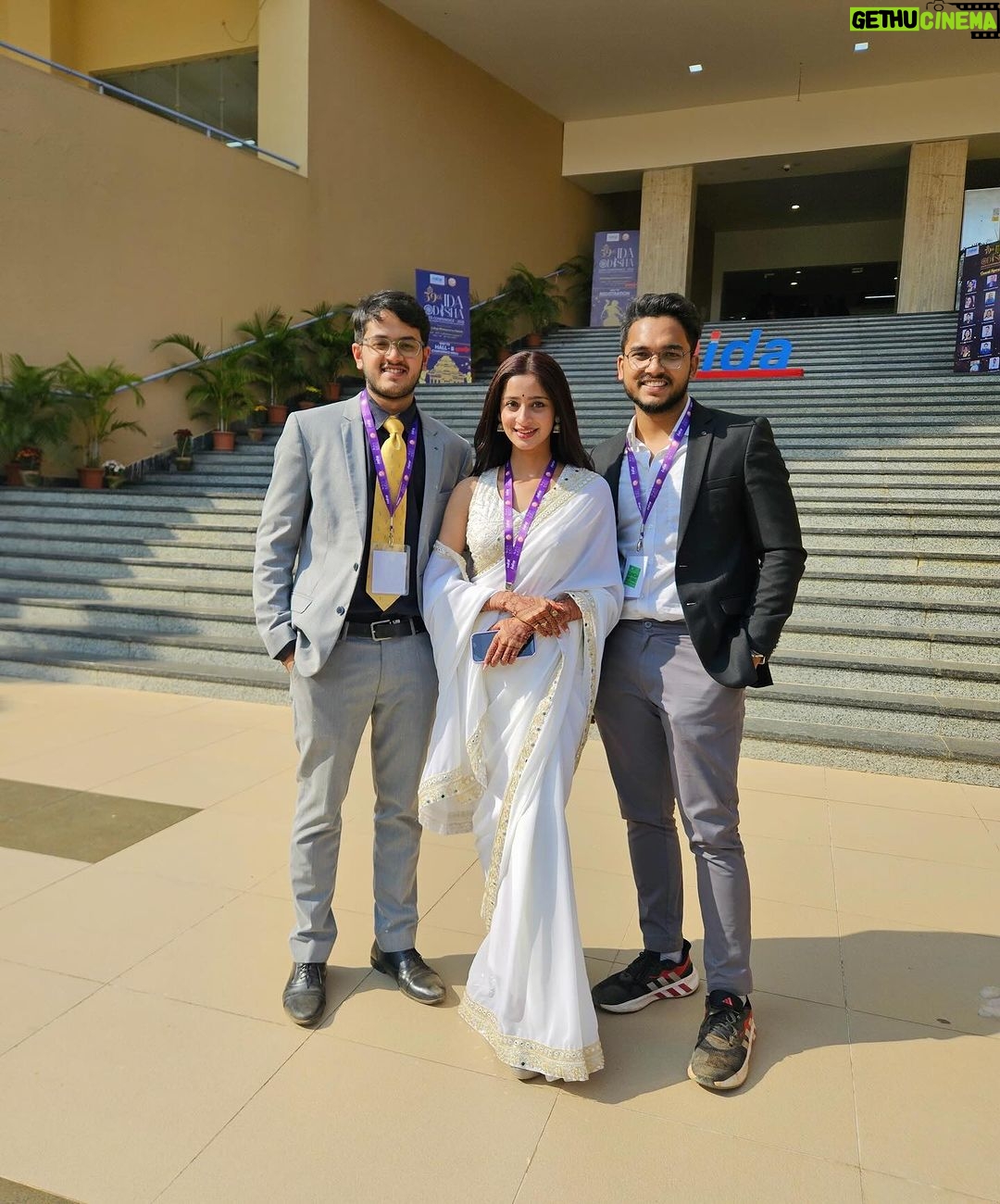 Bhoomika Dash Instagram - Had an amazing experience at @39th_ida_odishastateconference hosted by @soa_sikshaoanusandhan and IDA Kalinga Bhubaneswar Branch . Absolute honor to click a snap with our most eminent, skilful professors @dearanurag sir ,Dr. Swati mam, Dr. Abhilash sir, my seniors and batchmates (3rd year)πβ¨ Soa Auditorium, Campus -2, Bhubaneswar