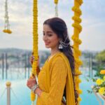 Bhoomika Dash Instagram – Jiji’s Poolside haldi done and dusted ✅

MUA. @chinu_makeup 
Hair by @makeupbytulasi 
Decor by @newwave_weddingplanner_events