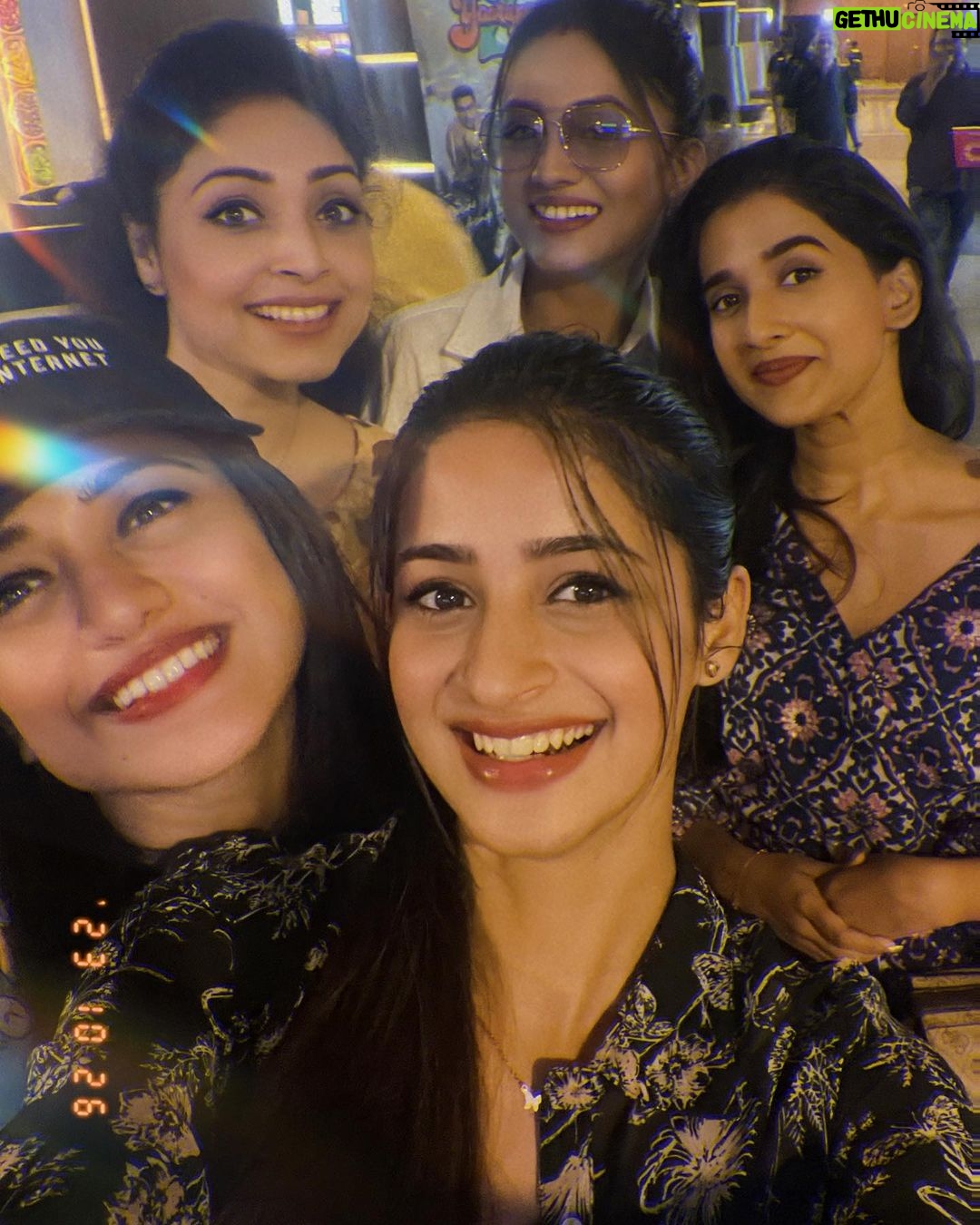 Bhoomika Dash Instagram - Odisha’s rangalatas together 🫶 At the screening of “ KATAKA: Sesha ru Arambha “! A must watch movie 😍 @prittttam @poonammishraofficial @anuchoudhuryofficial @sudhanshumohansahoo @devasispatra_actor Cinepolies Esplanet Bhubaneswar