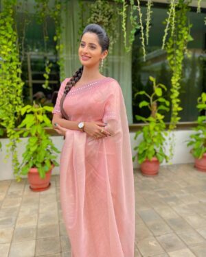 Bhoomika Dash Instagram - Guess the name of the song 🙈🫶

Wearing @dakshadesignstudio