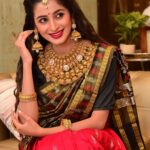 Bhoomika Dash Instagram – ଜୀବନର ସମସ୍ତ ବାଧାବିଘ୍ନକୁ ଦୂର କରିବା ପାଇଁ ଦେବୀ ଦୁର୍ଗା ଆପଣଙ୍କୁ ଅପାର ଶକ୍ତି ଦିଅନ୍ତୁ | 
ଶୁଭ ମହା ଅଷ୍ଟମୀ 😇✨

Wearing pure sambalpuri patta from @pure.sambalpuri 
Jewellery @lalchnd.jewellers