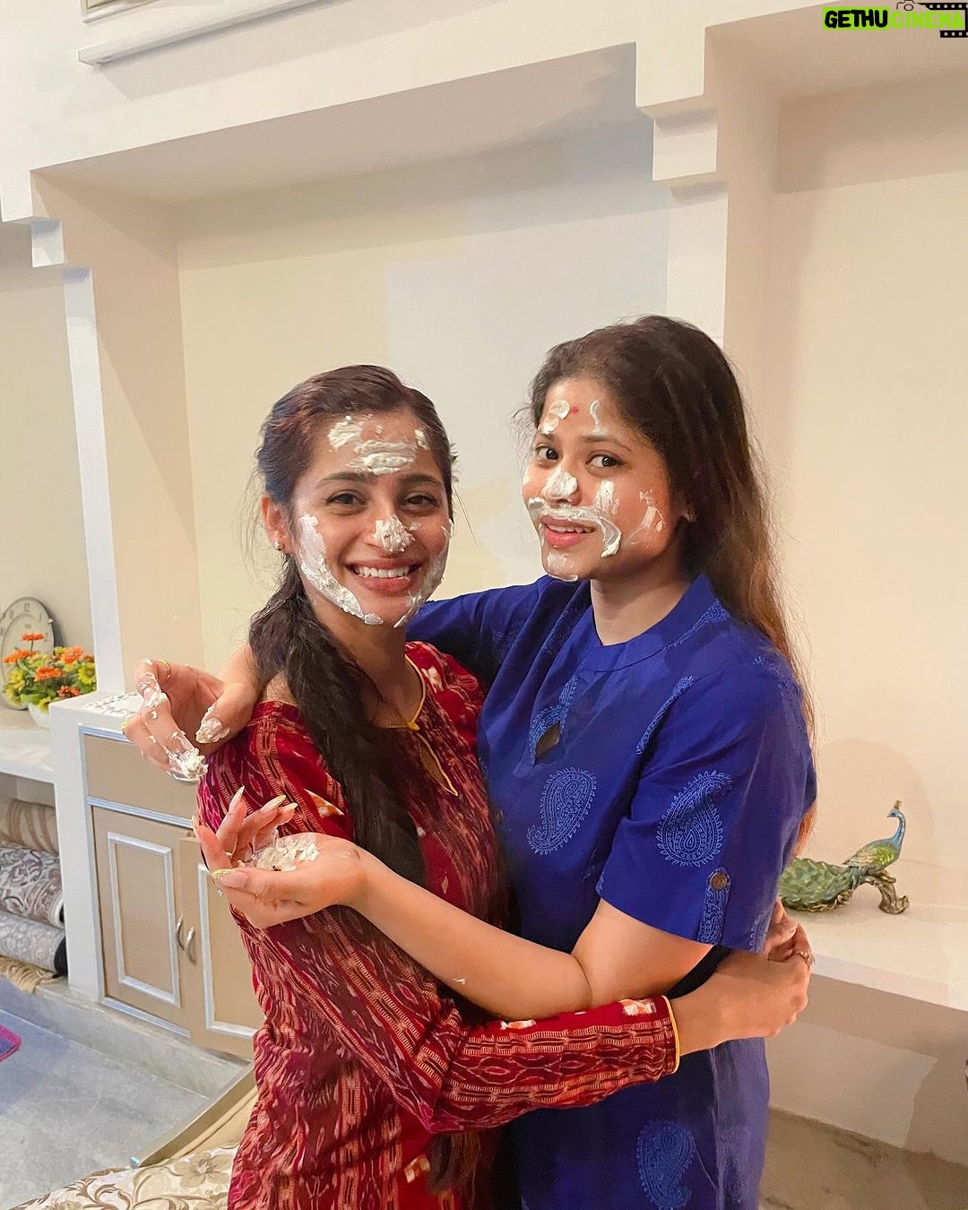 Bhoomika Dash Instagram - Desi birthday and bachelorette party for bride to be @anchal_ashmita 😜😂 Thank you @cake_o_clockk._._ for the beautiful and delicious cake and @dtanmoy93 for making our day even more brighter🤩