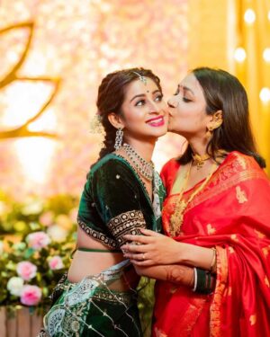 Bhoomika Dash Instagram - A special appreciation post to my another favourite couple @alpanacolada bhabi and @sanskargram bhaina 😌✨

Thank you for showering me with all the love in the world!!! You both have always been there for me, supporting me in everything I have done. May your love continue to grow stronger with each passing day. Keep pampering me 😌
Cheers to more get togethers, weddings and gossips , ykwim 🥂🤪😜

📸 @asutoshphotomagicofficial