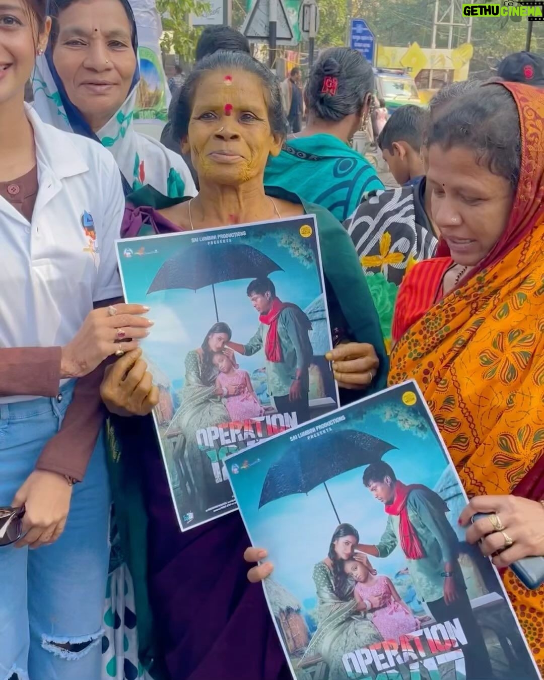 Bhoomika Dash Instagram - Operation 12/17 Promotion at Patha Utsav 2024 from Master Canteen to Ram Mandir ✨❤️ People, kids grooving to our film song🤩 @satyajeetpradhan @humane_sagar_official @ananyasritamnanda @aseema_panda @rituraj_official Releasing this January 2024! Thank you so much Bhubaneswar for all love and good wishes for our movie ✨🙏😇 Bhubaneswar Patha Ustav