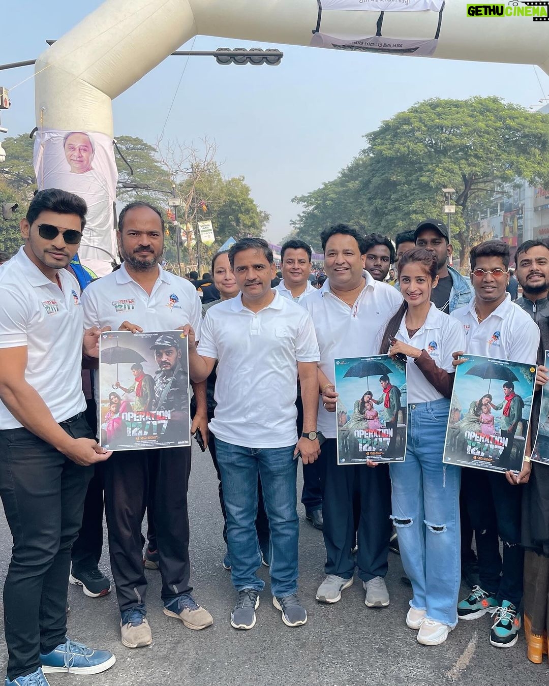Bhoomika Dash Instagram - Operation 12/17 Promotion at Patha Utsav 2024 from Master Canteen to Ram Mandir ✨❤️ People, kids grooving to our film song🤩 @satyajeetpradhan @humane_sagar_official @ananyasritamnanda @aseema_panda @rituraj_official Releasing this January 2024! Thank you so much Bhubaneswar for all love and good wishes for our movie ✨🙏😇 Bhubaneswar Patha Ustav