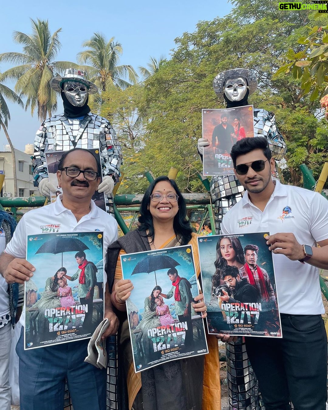 Bhoomika Dash Instagram - Operation 12/17 Promotion at Patha Utsav 2024 from Master Canteen to Ram Mandir ✨❤️ People, kids grooving to our film song🤩 @satyajeetpradhan @humane_sagar_official @ananyasritamnanda @aseema_panda @rituraj_official Releasing this January 2024! Thank you so much Bhubaneswar for all love and good wishes for our movie ✨🙏😇 Bhubaneswar Patha Ustav