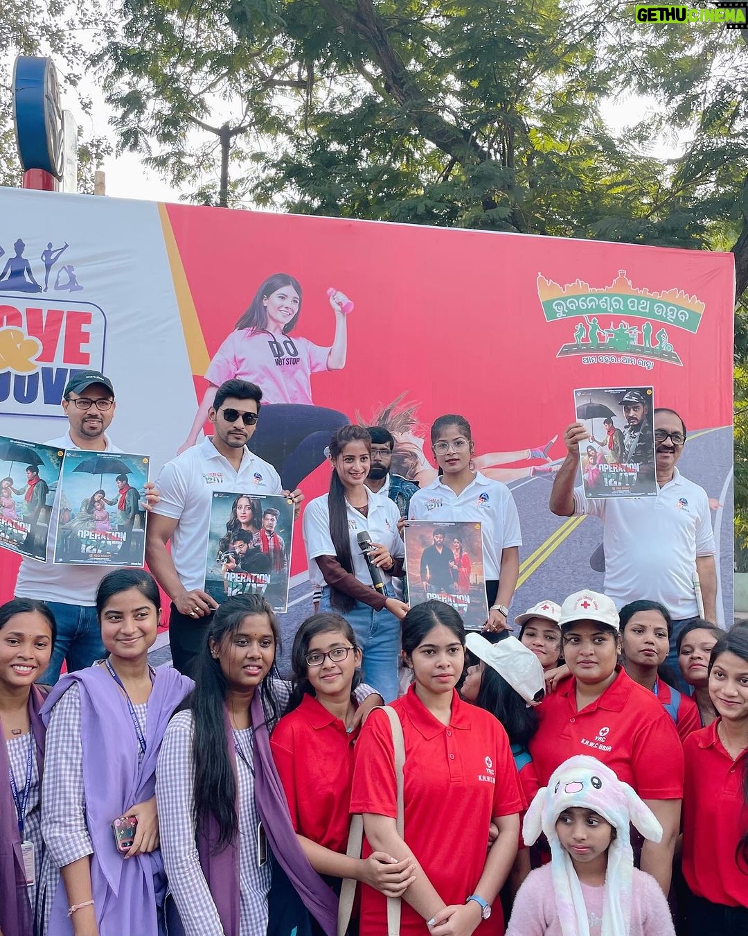 Bhoomika Dash Instagram - Operation 12/17 Promotion at Patha Utsav 2024 from Master Canteen to Ram Mandir ✨❤️ People, kids grooving to our film song🤩 @satyajeetpradhan @humane_sagar_official @ananyasritamnanda @aseema_panda @rituraj_official Releasing this January 2024! Thank you so much Bhubaneswar for all love and good wishes for our movie ✨🙏😇 Bhubaneswar Patha Ustav