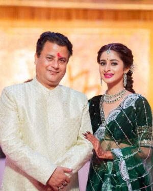 Bhoomika Dash Instagram - My constant source of happiness and inspiration ✨😇: My family 💓

Captured by @asutoshphotomagicofficial 🫶
MUA @chinu_makeup 
Hair and Styling by @makeupbytulasi 
Wearing @mahendrabaral_official