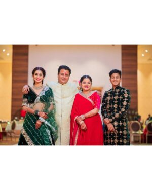 Bhoomika Dash Instagram - My constant source of happiness and inspiration ✨😇: My family 💓

Captured by @asutoshphotomagicofficial 🫶
MUA @chinu_makeup 
Hair and Styling by @makeupbytulasi 
Wearing @mahendrabaral_official
