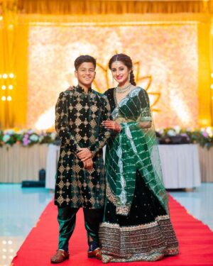 Bhoomika Dash Instagram - My constant source of happiness and inspiration ✨😇: My family 💓

Captured by @asutoshphotomagicofficial 🫶
MUA @chinu_makeup 
Hair and Styling by @makeupbytulasi 
Wearing @mahendrabaral_official