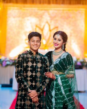 Bhoomika Dash Instagram - My constant source of happiness and inspiration ✨😇: My family 💓

Captured by @asutoshphotomagicofficial 🫶
MUA @chinu_makeup 
Hair and Styling by @makeupbytulasi 
Wearing @mahendrabaral_official
