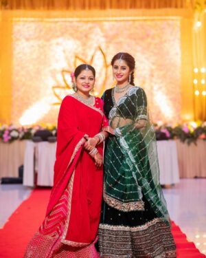 Bhoomika Dash Instagram - My constant source of happiness and inspiration ✨😇: My family 💓

Captured by @asutoshphotomagicofficial 🫶
MUA @chinu_makeup 
Hair and Styling by @makeupbytulasi 
Wearing @mahendrabaral_official