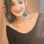 Celesti Bairagey Instagram - #blacksaree 🖤 Photos and videos credit goes to @meenakshi.bairagey 😍 Makeup and hair @makeoverbymrinali 😘 Outfit from @chandzeenty ❤️ #indianwear #black #traditional #makeupartist #makeup #bts #behindthescenes