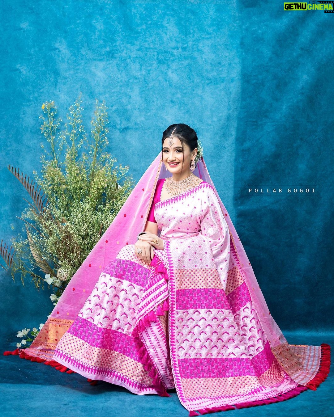 Celesti Bairagey Instagram - Beautiful makeover by @sparklebysahida 💕 Mekhela sador by @phamingkham 💕 Jewellery by @konmani_store 💕 Photo credit @pallab__photography 📸 #makeupartist #makeup #bridal #bridalmakeup #indianwear #bride Pha Ming Kham