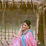 Celesti Bairagey Instagram – 🤍
Makeover by @makeoverbymrinali ❤️
Photo credit @tarkikborahphotography @prosen.films_ ❤️

#makeupartist #makeuptutorial #makeup #makeuplover #indianwear #southindian #saree #nature