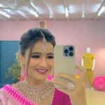 Celesti Bairagey Instagram - #bloopers 🫠 Beautiful makeover by @sparklebysahida ❤️ Mekhela sador by @phamingkham ❤️ Jewellery by @konmani_store ❤️ #makeupartist #makeup #makeuplook #indianwear #indianwedding #indianbride #bridemakeup #makeuplover