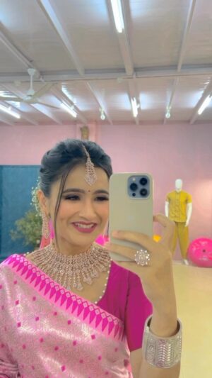 Celesti Bairagey Instagram - #bloopers 🫠
Beautiful makeover by @sparklebysahida ❤️
Mekhela sador by @phamingkham ❤️
Jewellery by @konmani_store ❤️

#makeupartist #makeup #makeuplook #indianwear #indianwedding #indianbride #bridemakeup #makeuplover